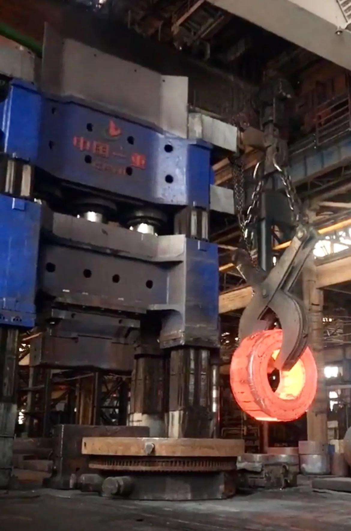 中国目前有几台万吨水压机,大国工匠水压机