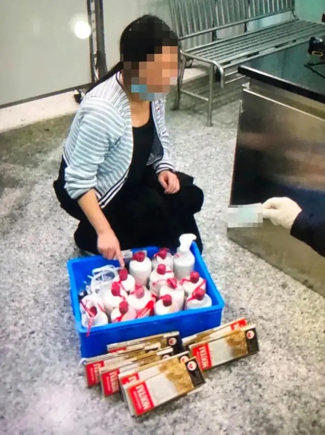 女子腿绑14瓶茅台酒入境被查，需要思考的是问题的根源是什么？