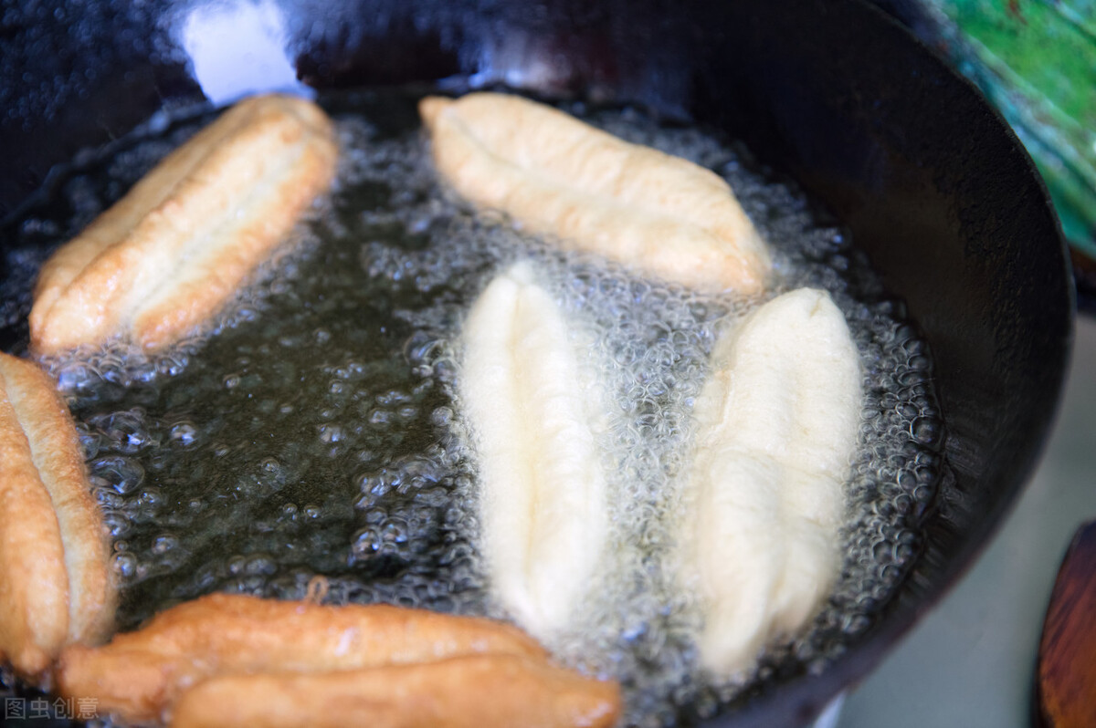 油炸的油如何去黑渣,油炸过的油怎么处理才会清