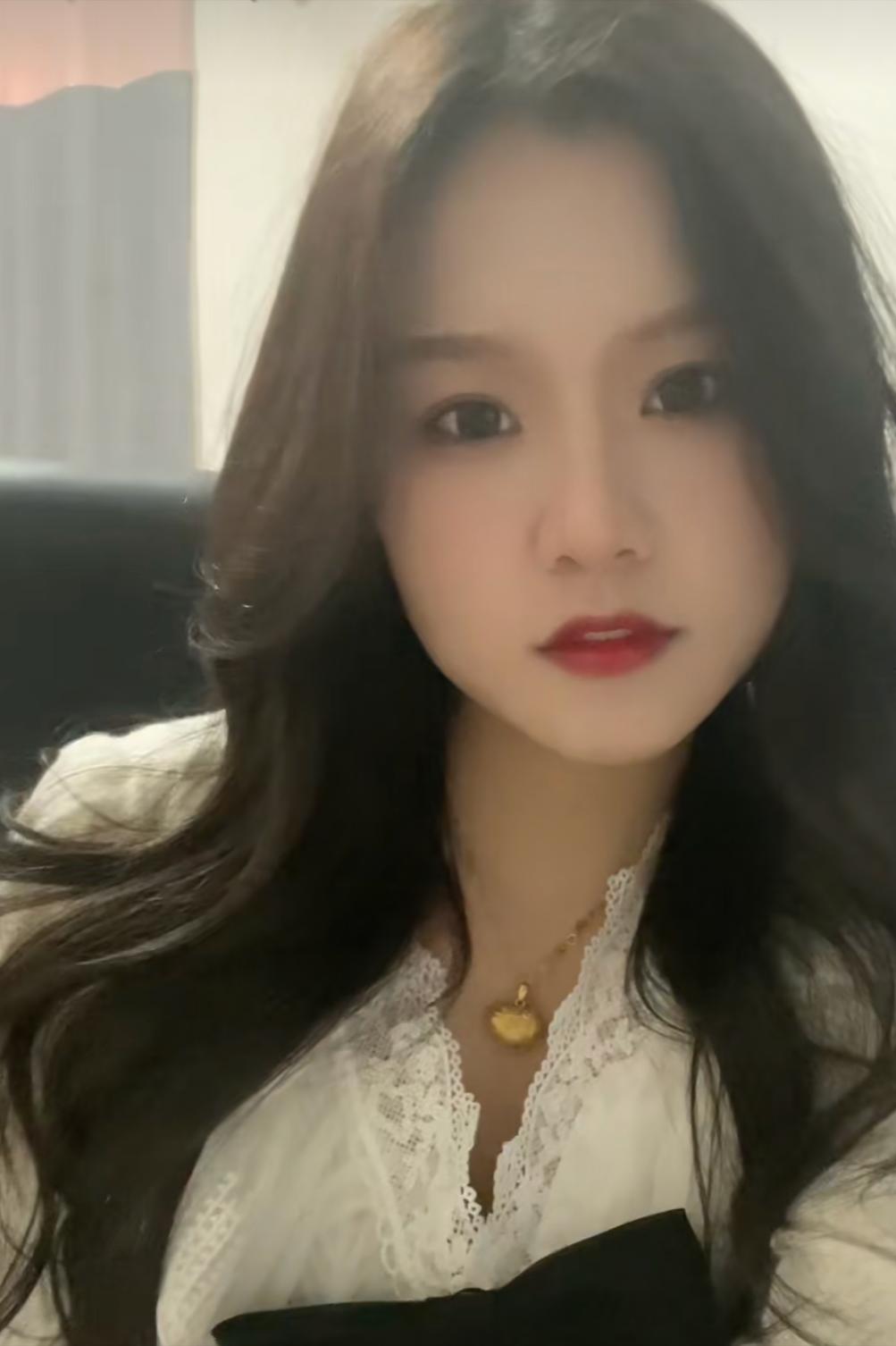 新人太害羞不会拥抱，大妈手把手教学，网友：一看就是相亲认识的