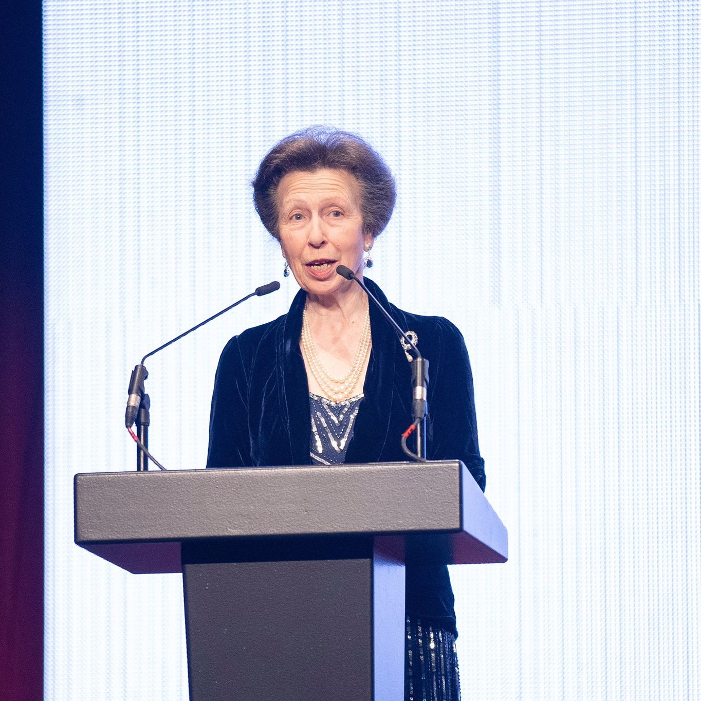 英国王室的顶级珍珠首饰图片,英王室皇冠权杖金球