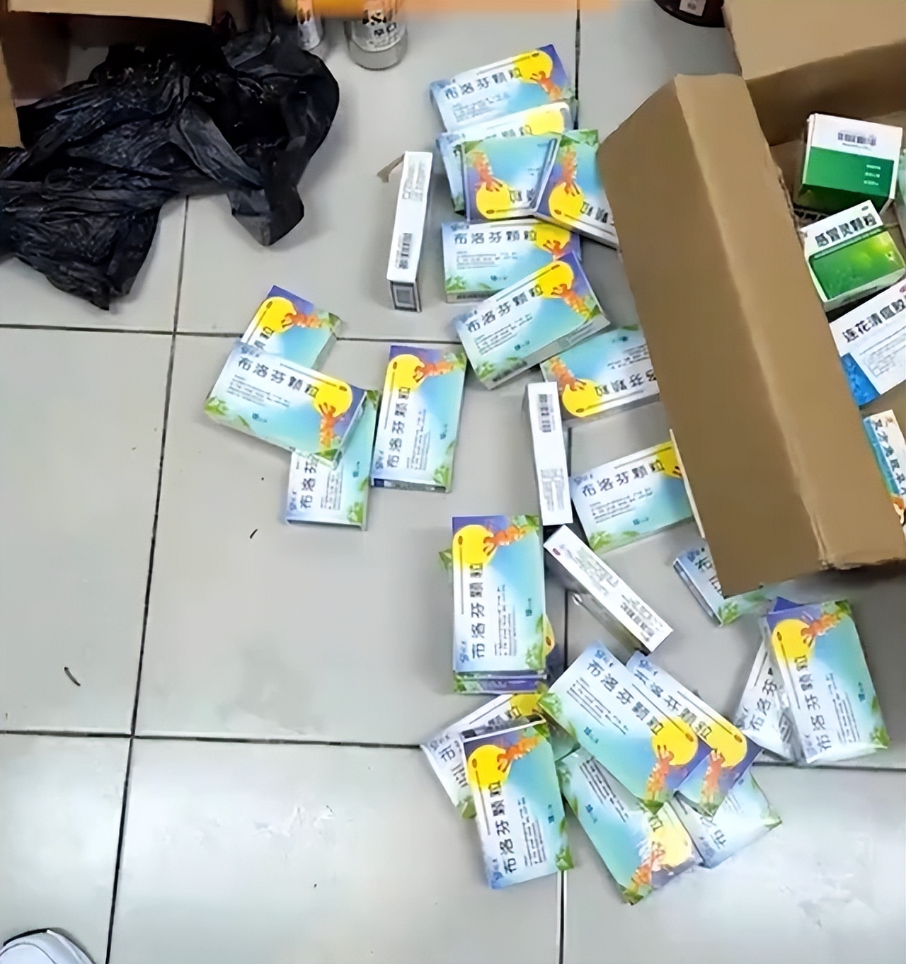 大学生称买不到药，父亲邮寄3公斤“常备药”，评论区满是谴责声