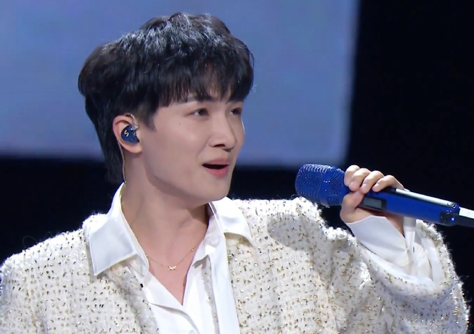 歌手2020周深夺冠现场完整版,周深李宇春星光大赏现场