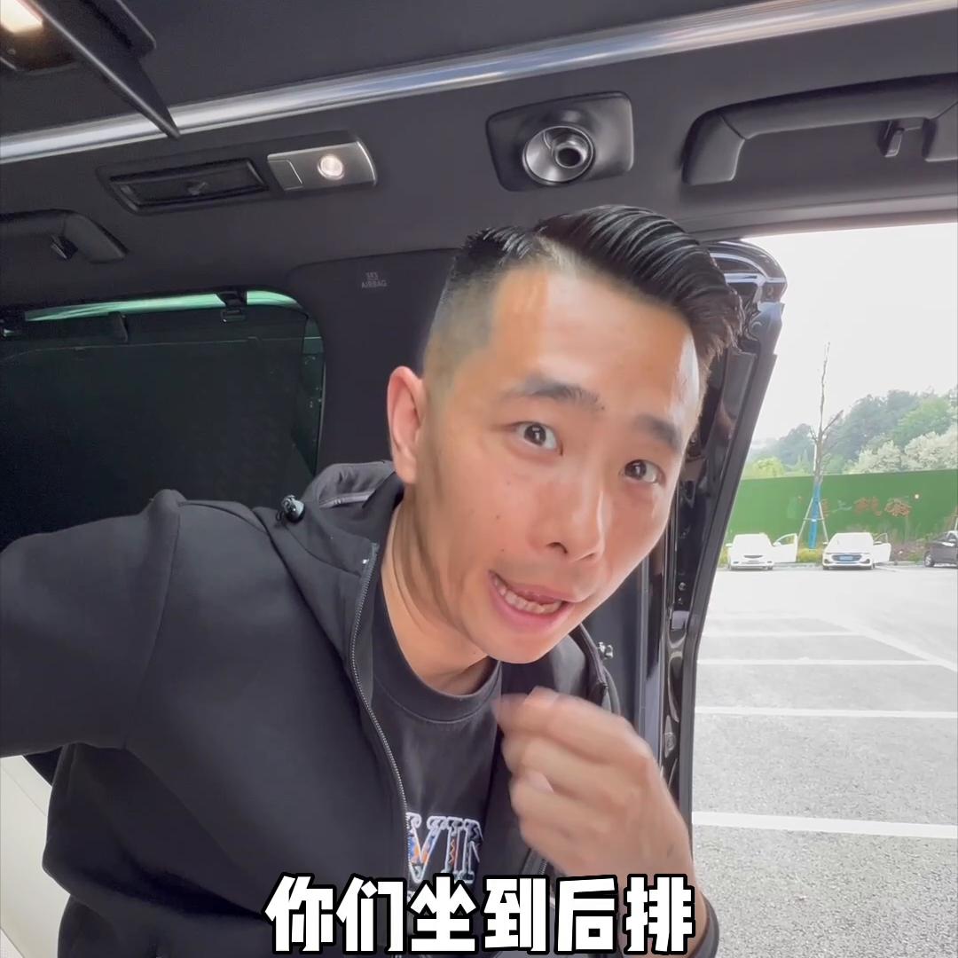 搞服装的厂妹要卖两台400万的雷尔法？