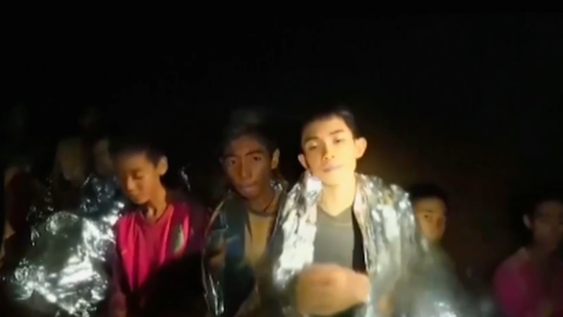 泰国18人球员困在洞穴事件全过程,泰国洞穴救援教练去世