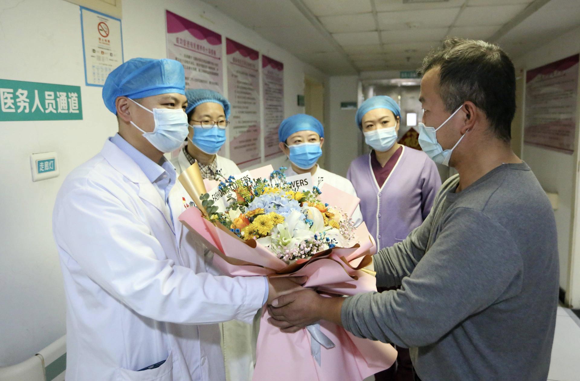 青岛医护人员一路闯关救治！早产儿迎来满月，一家三口在线庆团圆