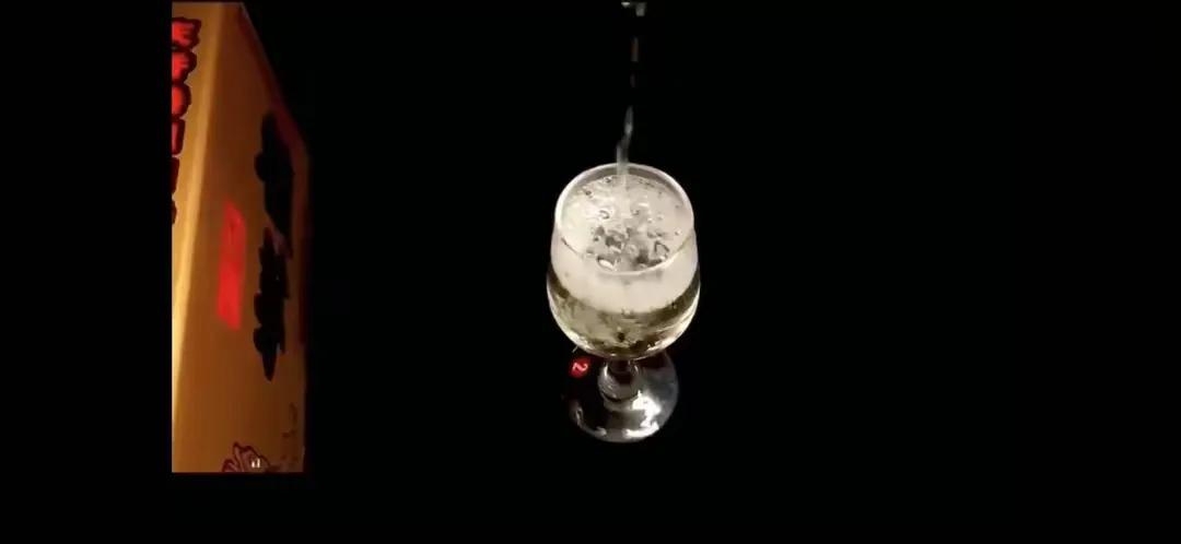 赖茅酒97年香港回归纪念版多少钱,97香港回归版赖茅酒现在值多少钱