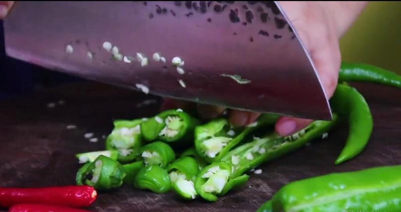 饭店里的红烧肉为什么这么软烂,饭店的红烧肉油亮发甜怎么做的