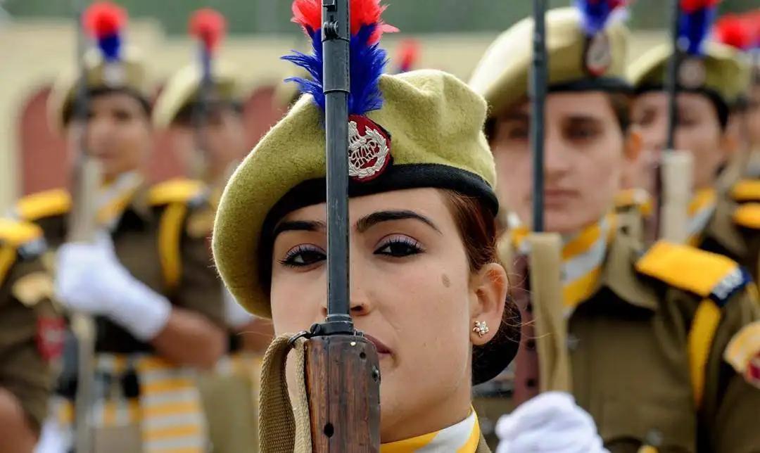 印度女性命运有多惨？参军不是为了保家卫国，而是为了逆天改命