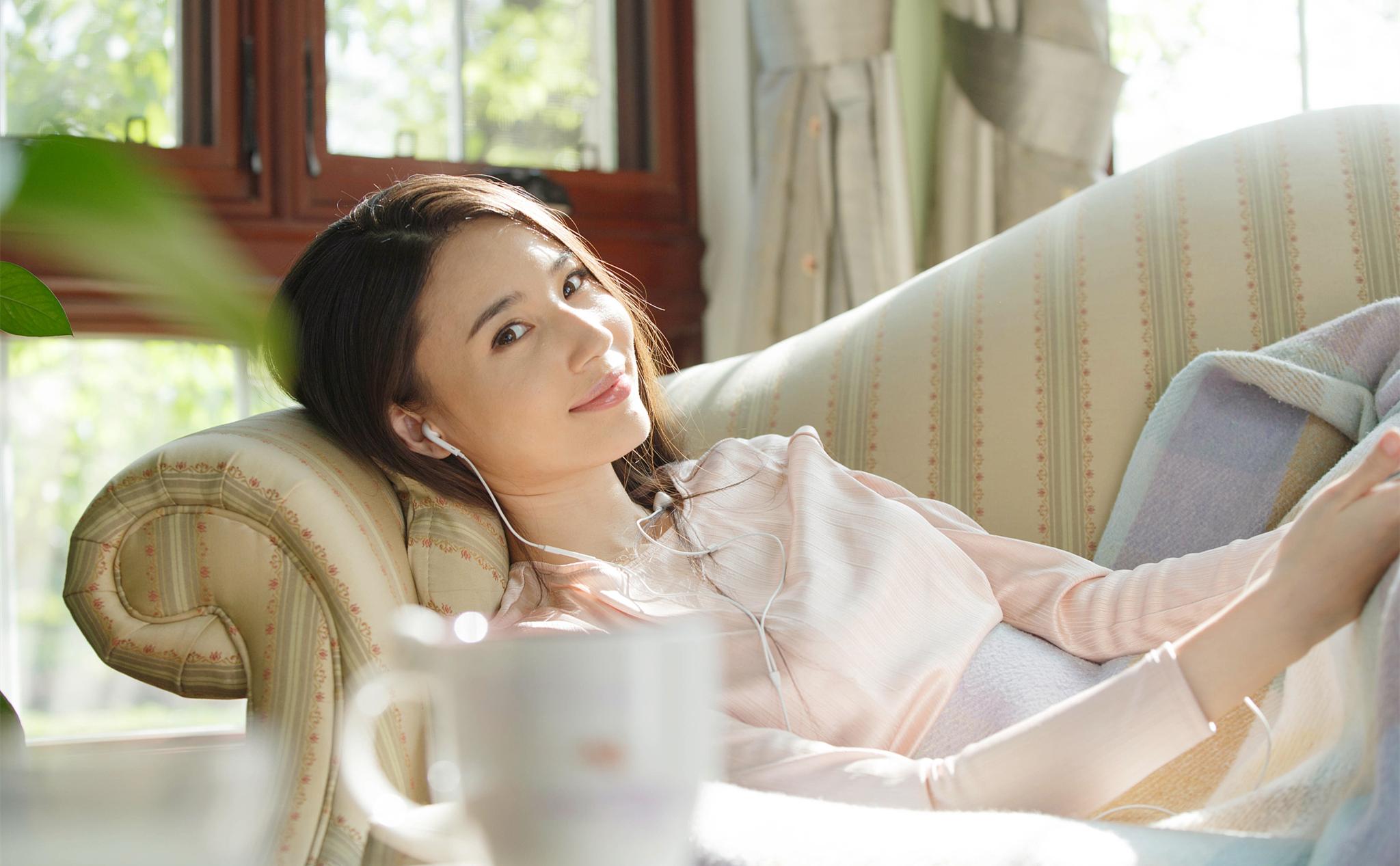 我喜欢上46岁的表姐夫,知道表姐的秘密后,吓得我连夜跑了