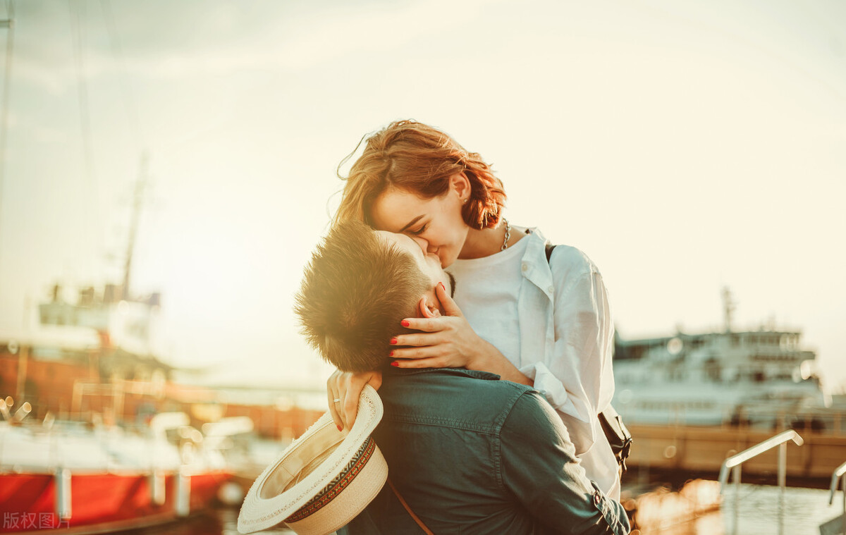 当女人一直说你不够成熟稳重时，其实她只是单纯的嫌弃你穷