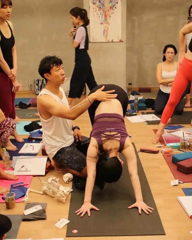 男色时代来临？被男教练占领的健身房、瑜伽馆，你能接受吗？