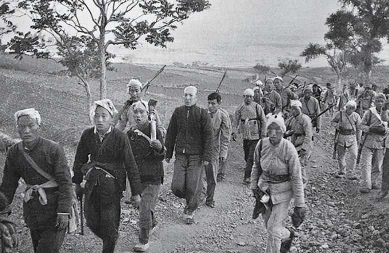 1942年毛*东泽**说延安经济难，*少奇刘**万两黄金送到，铁道游击队护送