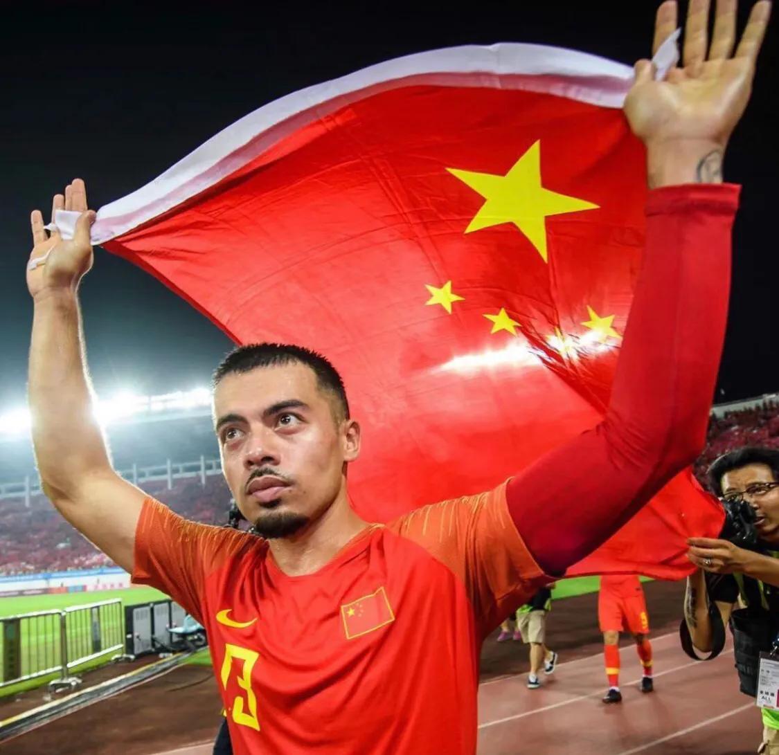 他是英冠队长+核心，归化后却在国足得不到机会，出场机会寥寥…