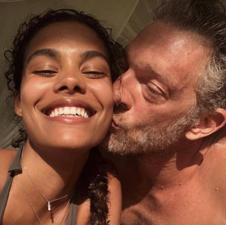 2019年，球花莫妮卡的前夫文森特，热情拥吻小31岁的黑人模特娇妻