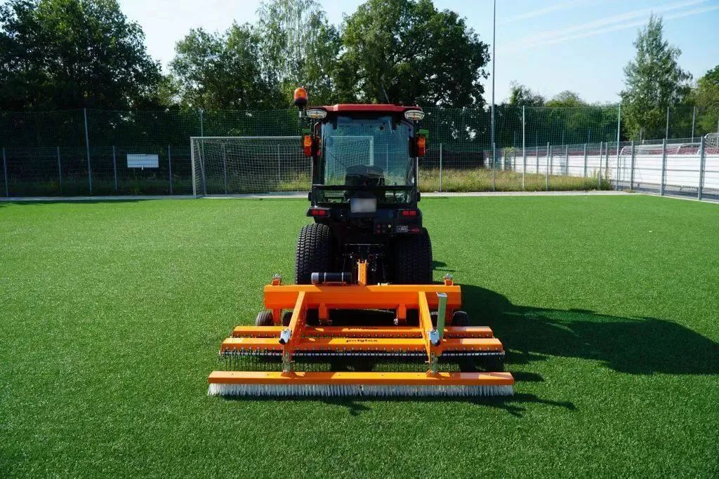 人造塑胶草坪足球场场地翻新,人造足球场草坪用什么维护和保养