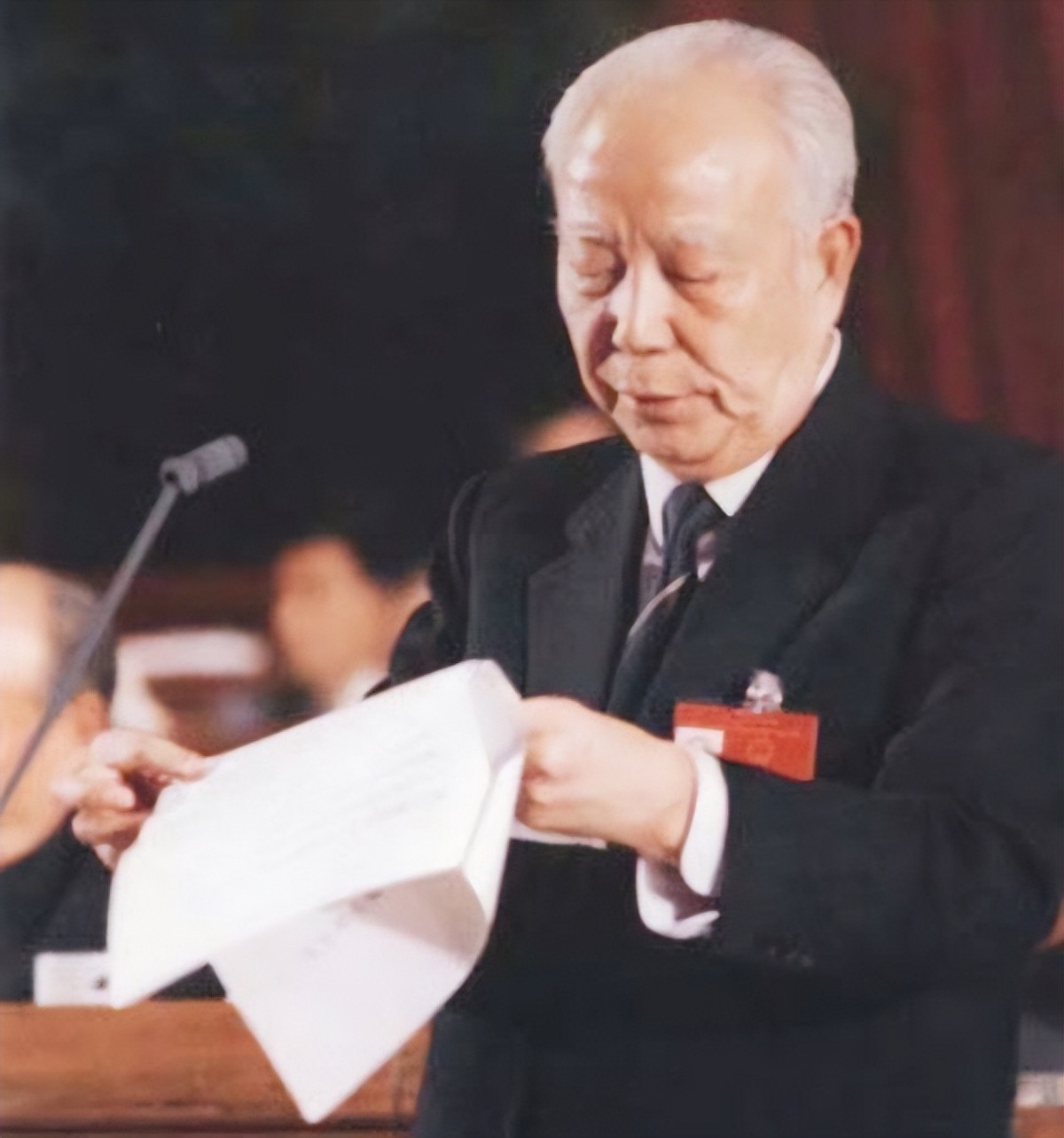 2002年万里到深圳莲花山，望见*小平邓**雕像，寒风中深深鞠了三个躬