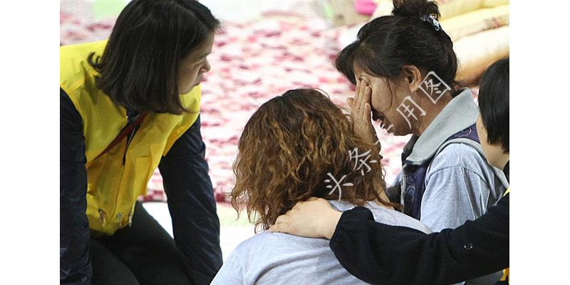 亲爸后妈把孩子给打了,姐弟被后妈打得奄奄一息