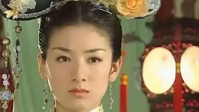 有美人尖下巴的明星,下巴不尖但很平的明星