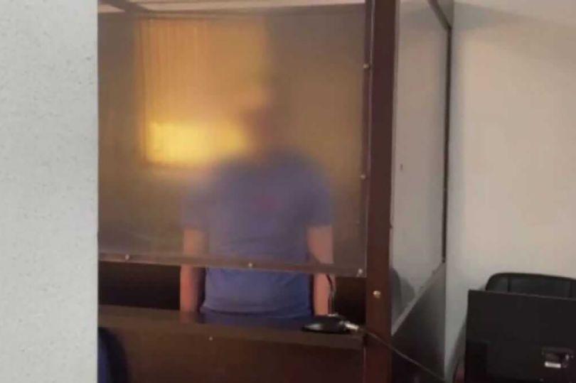 被养父绑走，性侵，被逼成脱衣舞女，美国这桩丑闻，太荒唐了