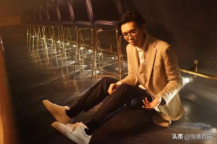 香港第一代粤语歌王,香港唯一不会唱歌的明星