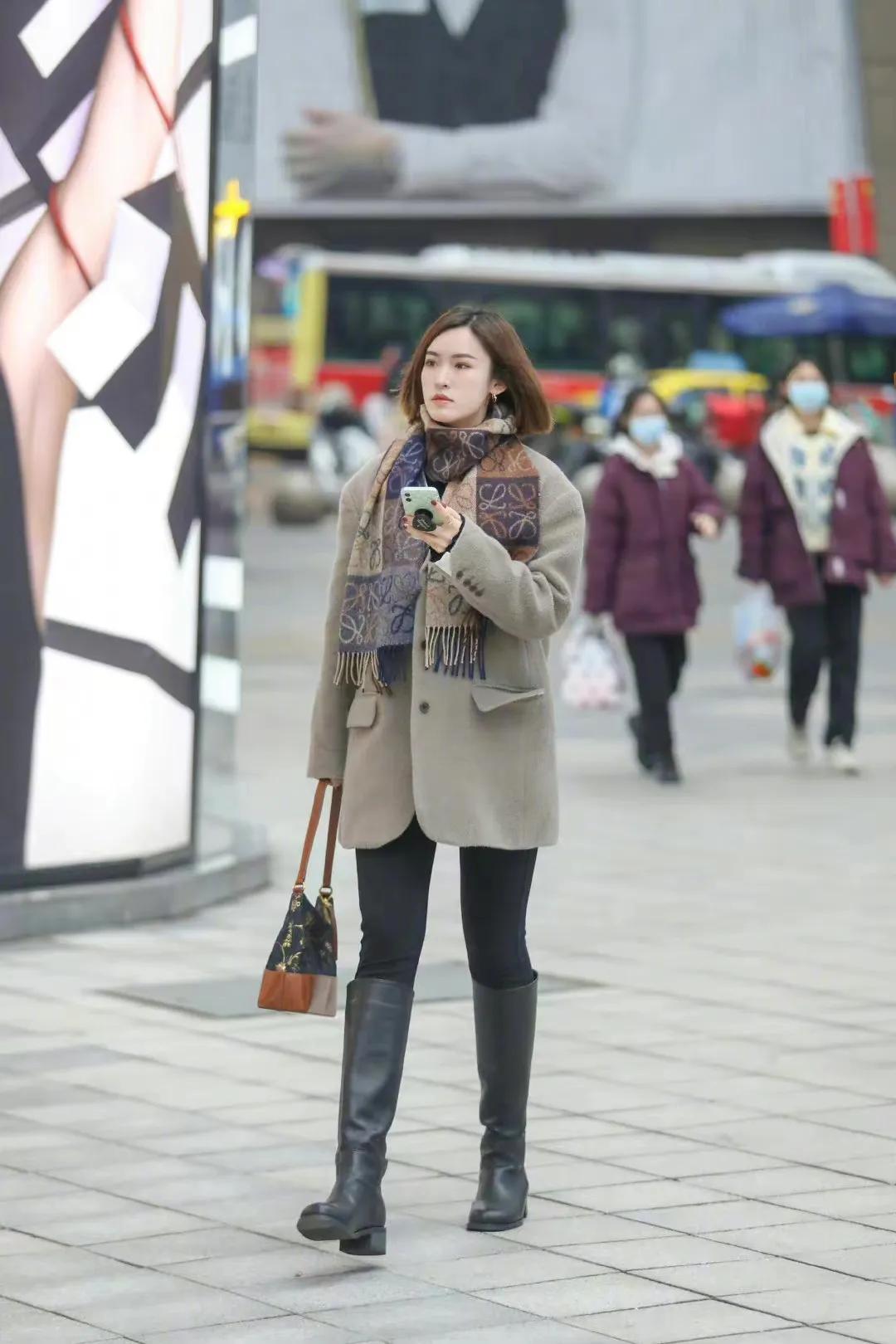 衬衫搭配fendi围巾系法,芬迪围巾怎么穿搭显年轻