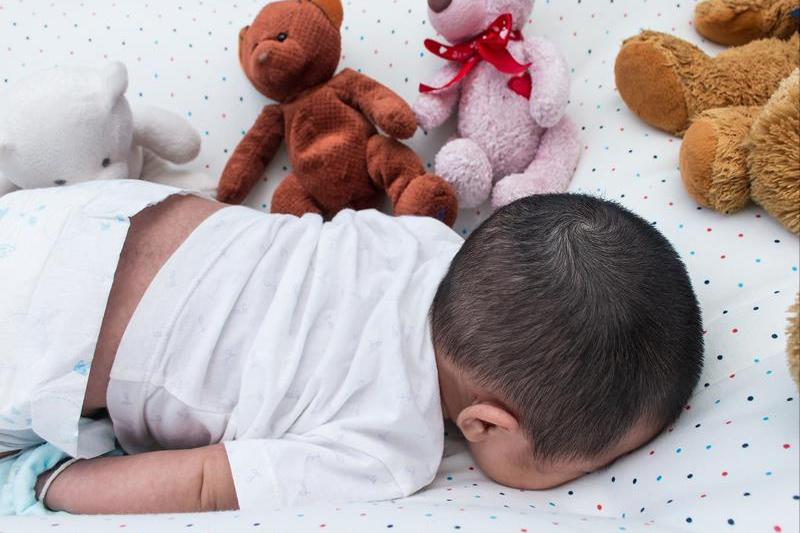 8种错误睡姿让宝宝越睡越迟钝,宝宝六种睡姿不正确会越睡越迟钝