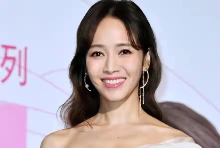 昆凌17岁遇见周杰伦21岁成天王嫂,昆凌17岁就被周杰伦追上视频