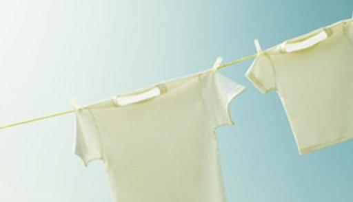 洗衣粉泡衣服一块白一块黄怎么办,衣服发黄用什么洗衣剂能洗白