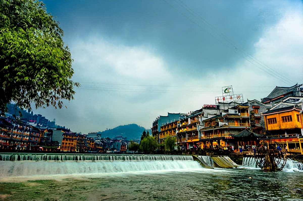 世界上最著名的十大古镇,云南著名古镇景点排名