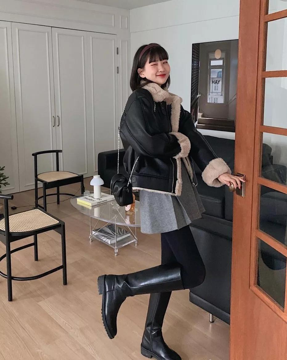 紧身裙子搭配今年超火的靴子,配小香风裙子的半腰靴子