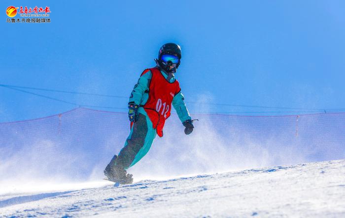 滑雪登山越野赛,新疆雪地足球赛事
