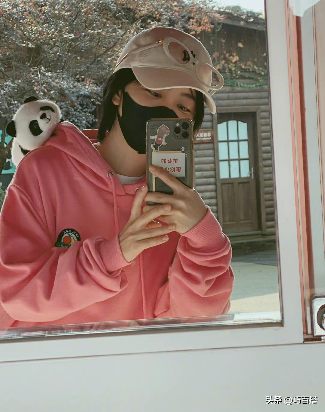 谭松韵印花衬衣搭波浪发摩登复古,谭松韵的衣服搭配春季