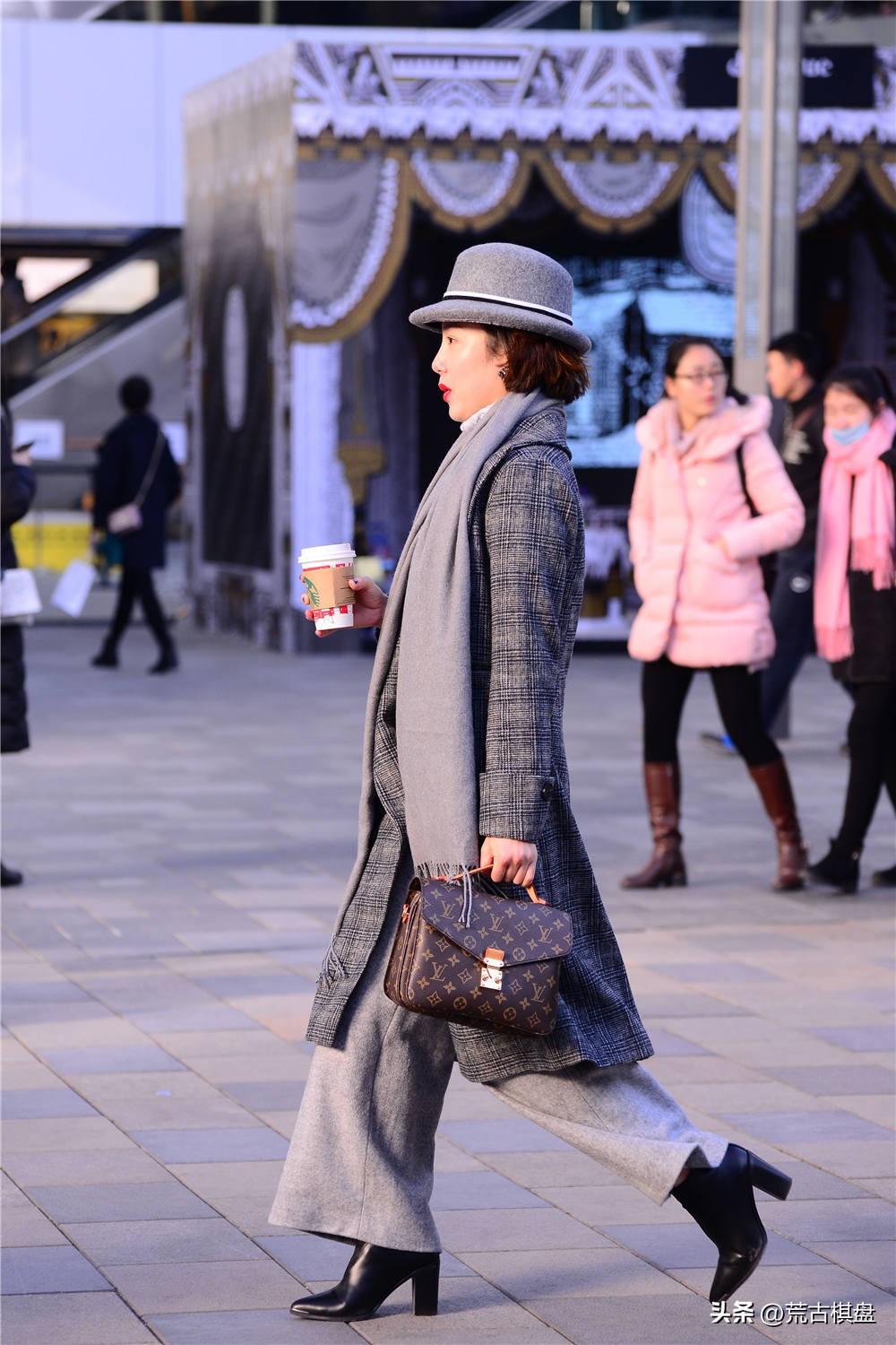 短靴配裙子轻松显气质时尚,穿高跟短靴冬季适合的衣服