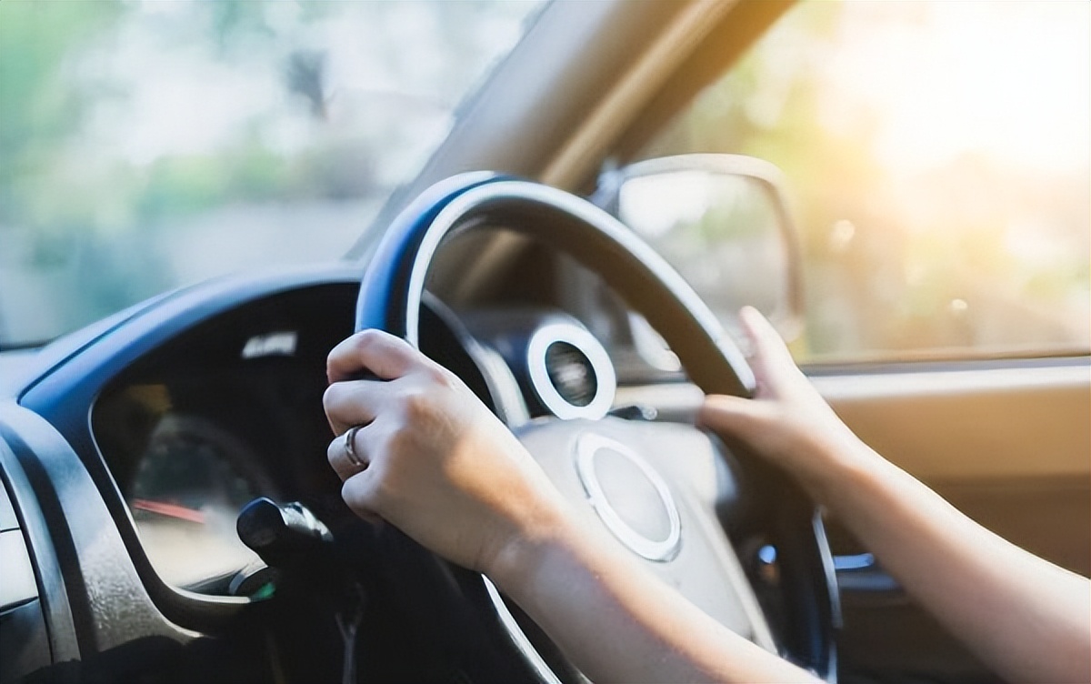 车胎爆了还能缓慢行驶吗,车胎爆了不用慌拿出手机拍个照