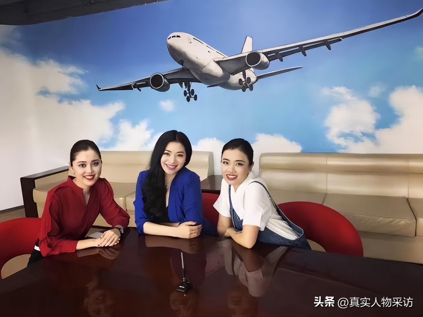 我，做空姐遇奇葩无数，有情侣上机就舌吻，还有想去厕所激情的