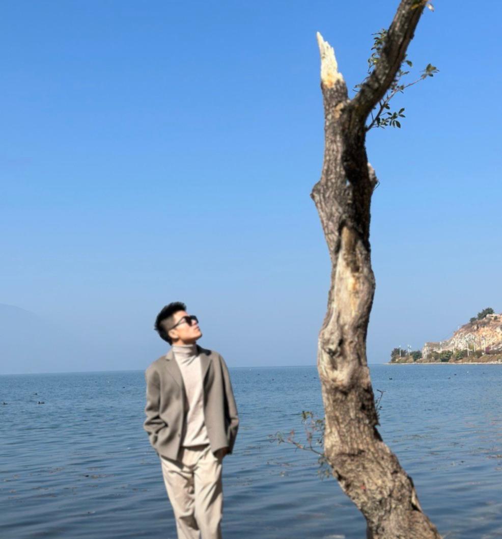 董宇辉7亿,董宇辉行走困难疑脚受伤