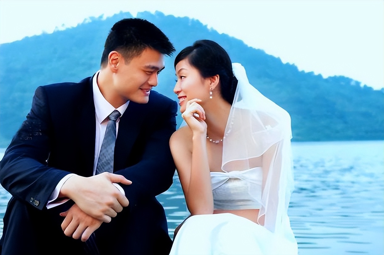 篮球巨星姚明现在的年龄有多大了,姚明为什么退役六年才入选名人堂