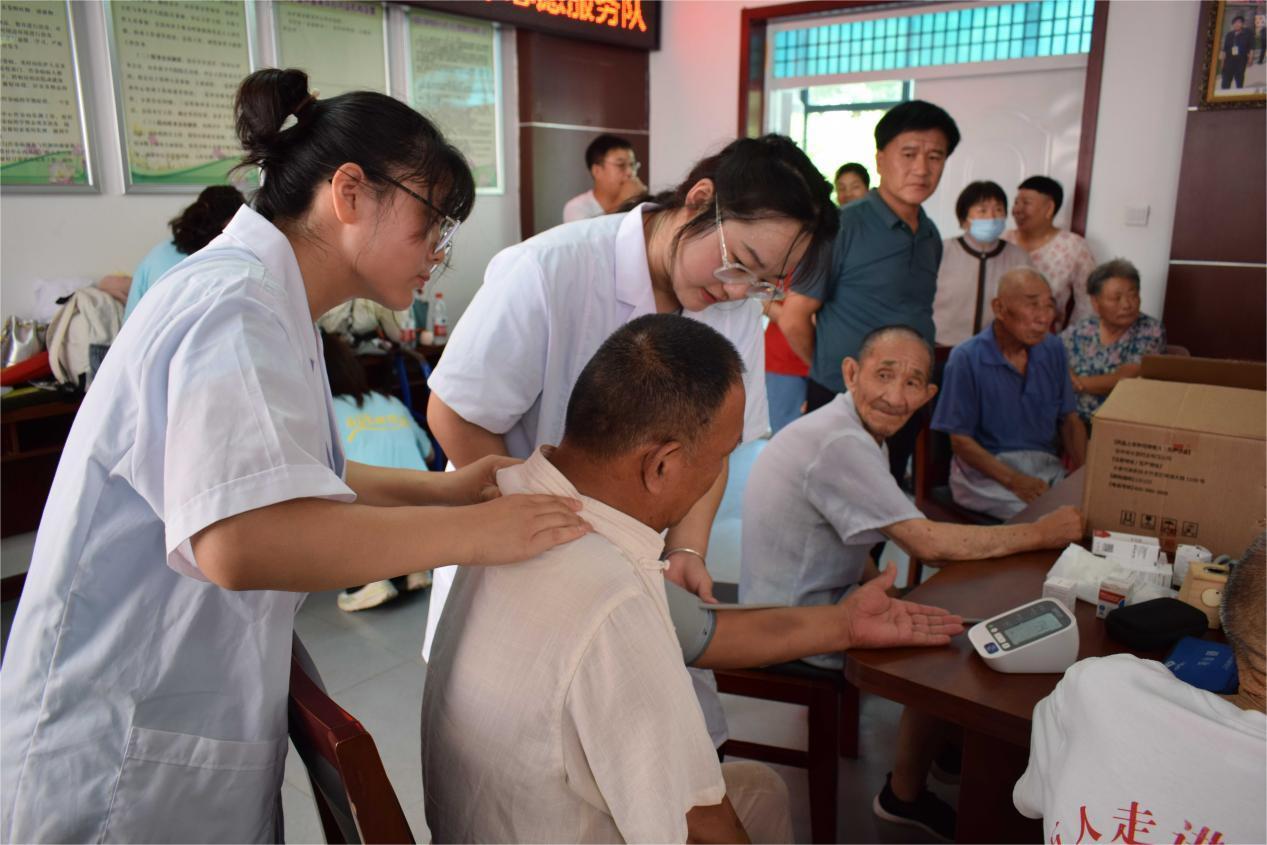 安中医大学生直播,名中医下乡义诊