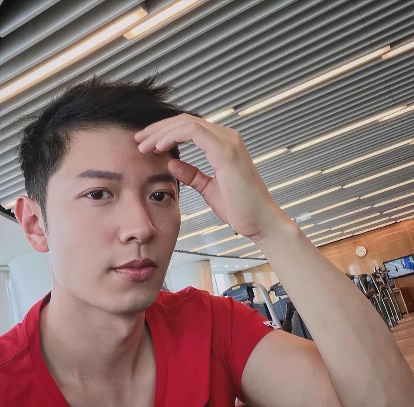 认不出？首届港男冠军回巢无线演技*跃进大**，被封新一代冻龄男神