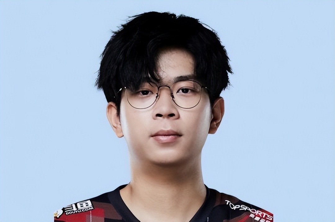 LOL官方通报黑洞king违规封三年;PDD谈LPL环境:新人青黄不接