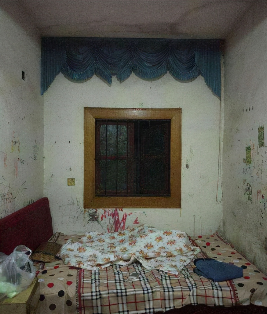 2004年，湖南两逃犯越狱，逃亡4万公里后落网，波及亲朋好友12人