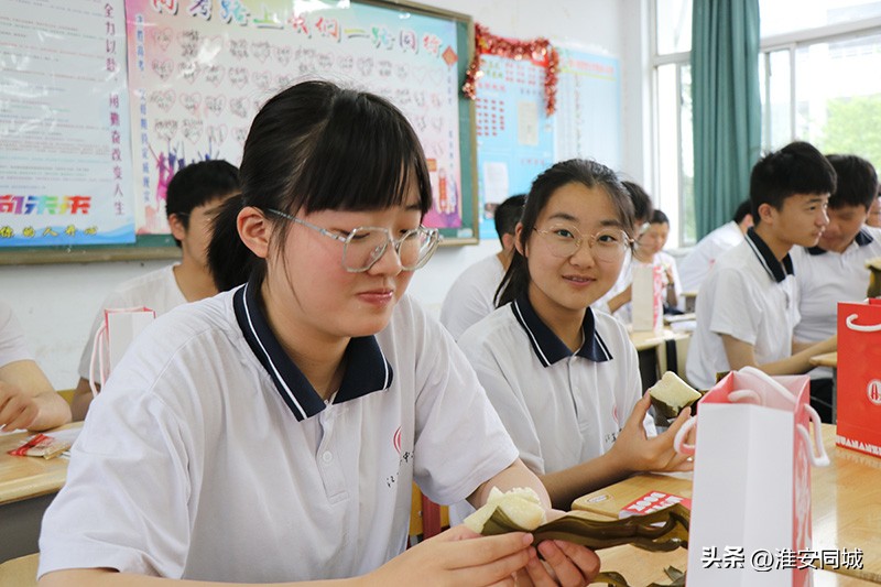 淮安中学开展为2023届高三学生“送礼品送祝福”活动