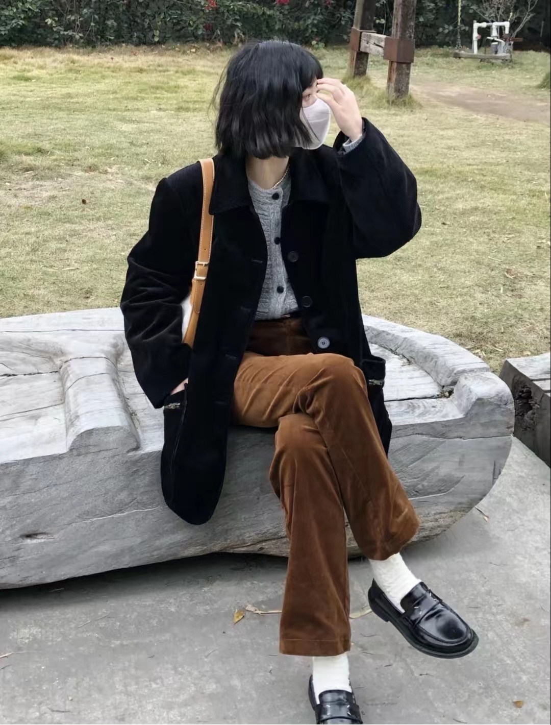 灯芯绒裤子冬季搭配高跟鞋好吗,灰色灯芯绒裤子搭配什么颜色上衣