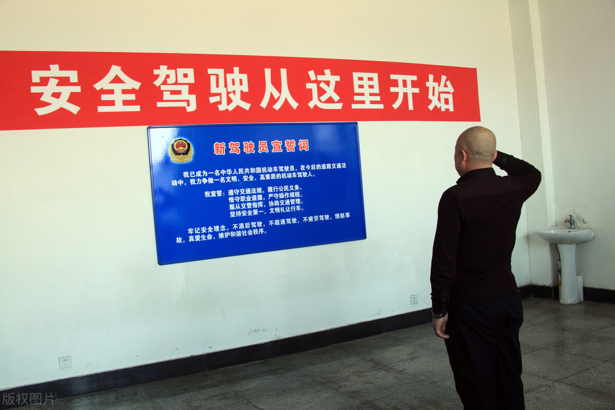 考驾照一定要去驾校吗,考驾照一定要报驾校么