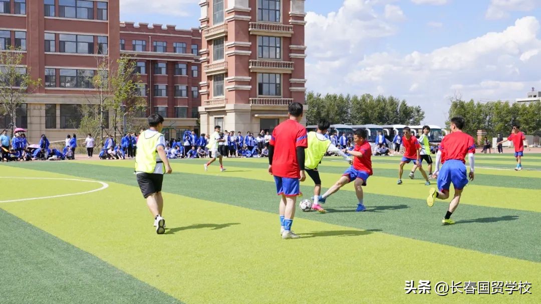 绿茵逐梦想拼搏向未来我校第一届“黄金杯”超级足球联赛圆满结束