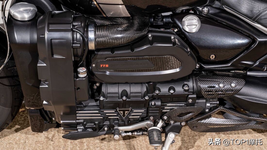 凯旋火箭3加装副油箱,凯旋火箭3排量那么大为啥跑不快