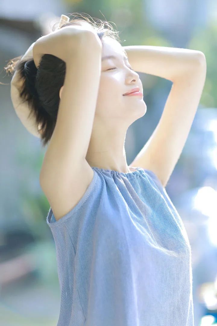 最近流行的一种拍照姿势怎么拍,拍照片怎么拍出高级感拍照姿势