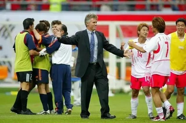 02年世界杯韩国黑哨事件各国反应,02年世界杯中国队反应