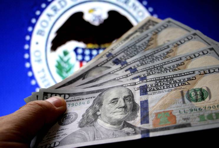 各国央行为什么都抛售黄金,美债风暴席卷全球还能买黄金吗